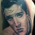 tatuaje Hombro Realista Elvis por Colchester Body Arts