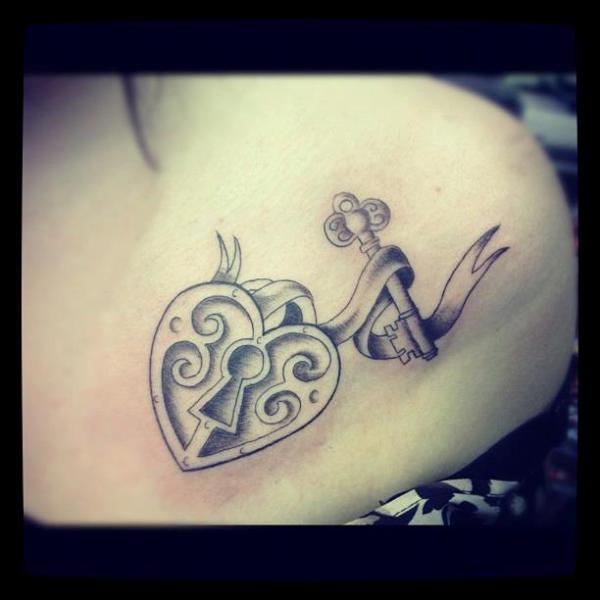 Schulter Herz Schlüssel Tattoo von Colchester Body Arts