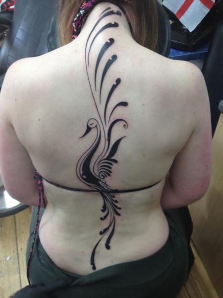 Tatuaje Espalda Tribal Fénix por Cornucopia Tattoo