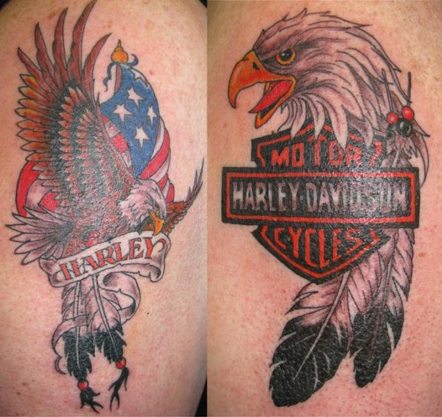 Tatuaje Harley Davidson por Crossroad Tattoo