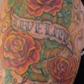 Schulter Old School Blumen tattoo von DC Tattoo Saloon